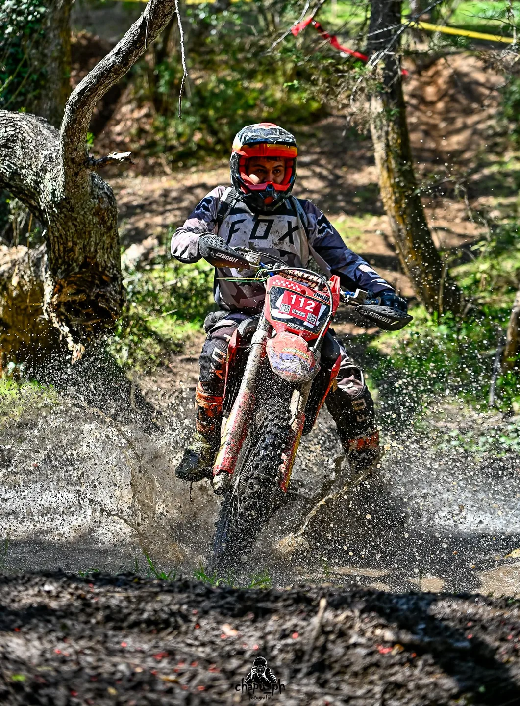 Piloto de enduro número 112