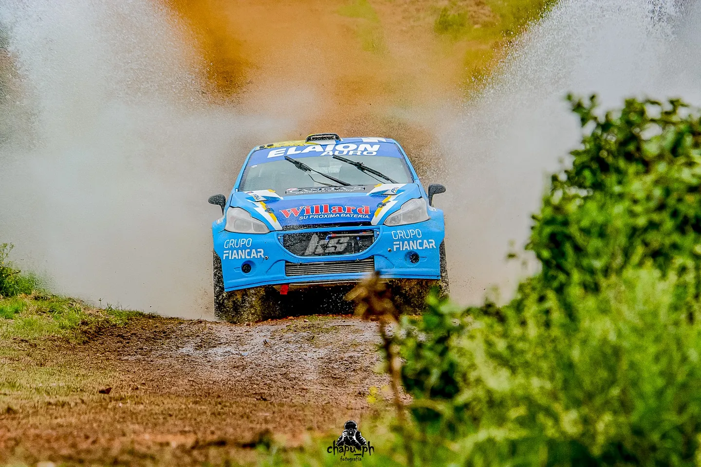 Auto azul de rally