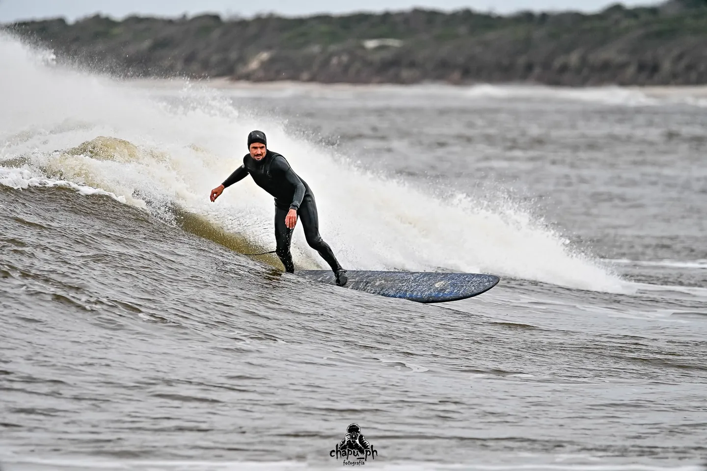 Surfista surfeando una ola